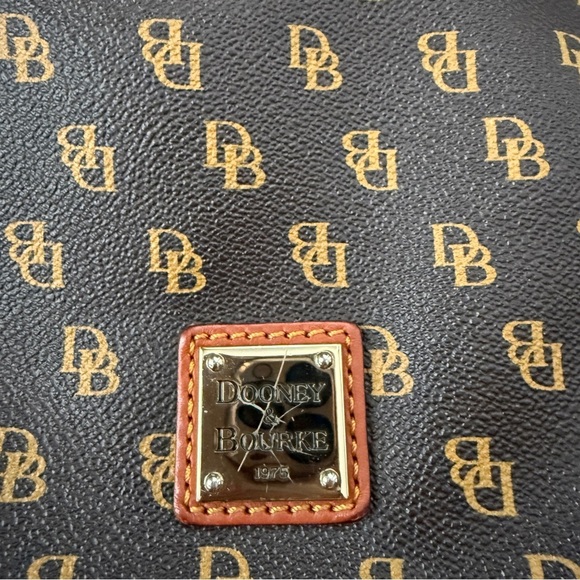 Dooney & Bourke Gretta Adjustable Crossbody Leather top zipper closure - Picture 3 of 12